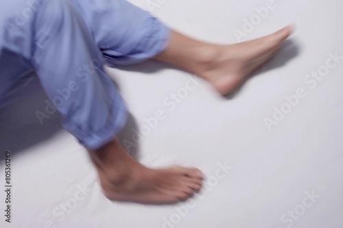 Schilderij op canvas Restless Leg Syndrome: Man Sleeps Uneasily