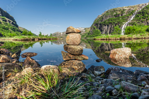 Wasserfall an einem Bergsee in Norwegen in Rogaland
