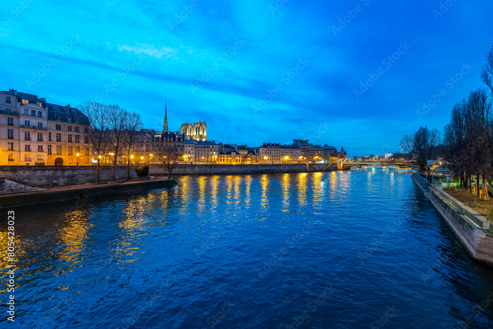 Obraz premium Twilight Over Seine River and Notre Dame From Louis Philippe Bridge