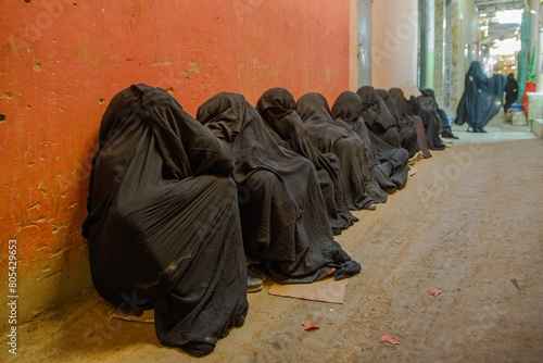 Donne con burka sedute