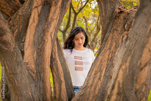 Hermosa joven en el Parque La Rotonda, Portoviejo photo