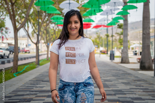 Hermosa joven en el Parque La Rotonda, Portoviejo photo