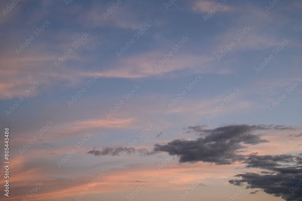 Nuages gris sur ciel rose et bleu, Alençon, Normandie, France Nuages gris sur ciel rose et bleu, Alençon, Normandie, France