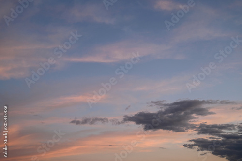Nuages gris sur ciel rose et bleu  Alen  on  Normandie  France