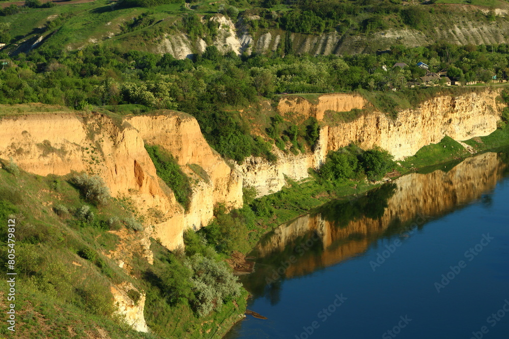 Obraz premium A river running through a valley