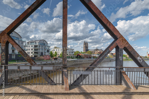 Blick von der Hubbrücke zum Elbbahnhof und zum Magdeburger Dom
 photo