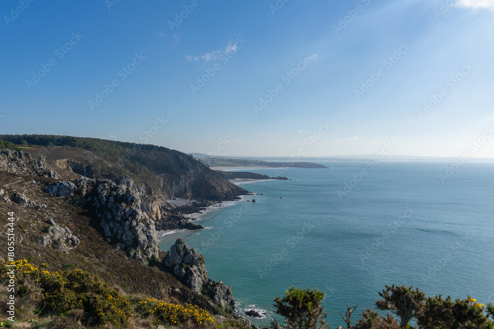 Du point de vue surplombant les falaises, contemplez la majesté de la mer d'Iroise s'étendant à perte de vue dans la baie de Douarnenez, une vision époustouflante de la nature préservée de la presqu'î Du point de vue surplombant les falaises, contemplez la majesté de la mer d'Iroise s'étendant à perte de vue dans la baie de Douarnenez, une vision époustouflante de la nature préservée de la presqu'î