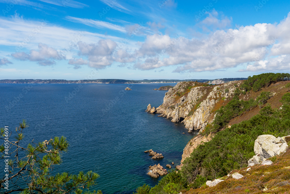 Époustouflante vue sur les falaises du Guern et la mer d'Iroise, embrassant la beauté de la baie de Douarnenez, Crozon, Bretagne. Époustouflante vue sur les falaises du Guern et la mer d'Iroise, embrassant la beauté de la baie de Douarnenez, Crozon, Bretagne.