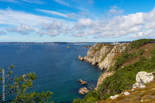 Époustouflante vue sur les falaises du Guern et la mer d'Iroise, embrassant la beauté de la baie de Douarnenez, Crozon, Bretagne.