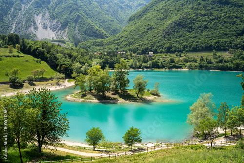 Lago di Ledro - der Ledrosee (Trentino, Italien) in den Bergen nahe des Gardasees schimmert Türkis in der Sonne. 