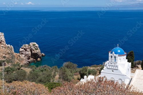 Église et plage de Panagia Poulati à Sifnos, Grèce