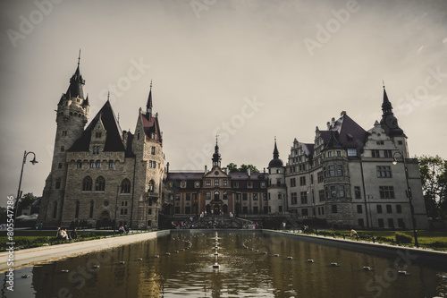 Zamek Moszna i fontanna © Foto Kadr