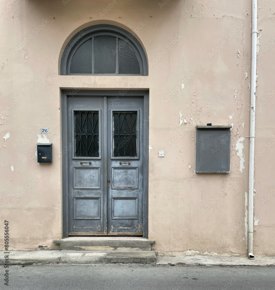 Fototapeta premium Alte Türe mit Oberlichte und Briefkasten in Nikosia, Zypern
