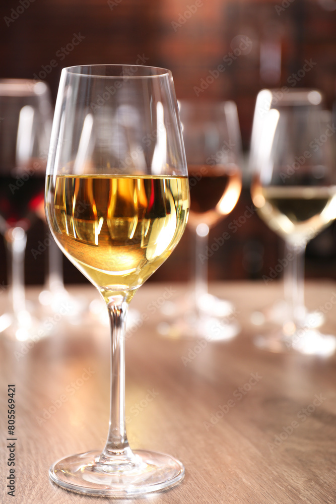 Obraz premium Tasty wine in glass on wooden table