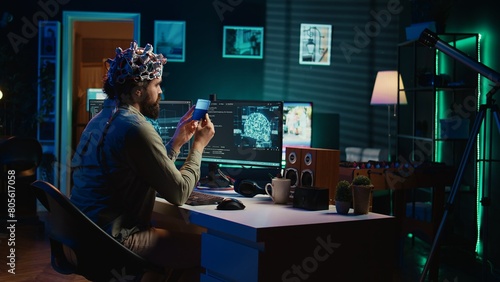 Fotografie IT specialist using EEG headset and deep learning technology to upload brain into computer