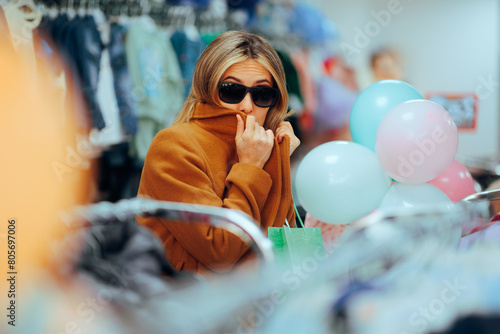 Tableau sur toile Woman Hiding her Identity in Order to Commit Theft in Store