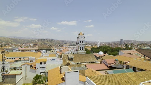 Vista panorámica de la ciudad de Sucre, Bolivia. Campanario de la Catedral metropolitana de Sucre. Vista ascendente con dron. photo