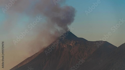 Timelapse Volcán de Fuego, Guatemala, raucht - Teleaufnahme Detail photo