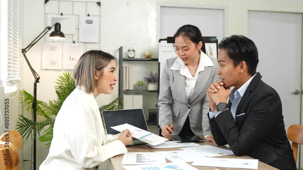 Asian businessmen, women and men Talk about new projects, presents at home office. Asian businessmen, women and men Talk about new projects, presents at home office.