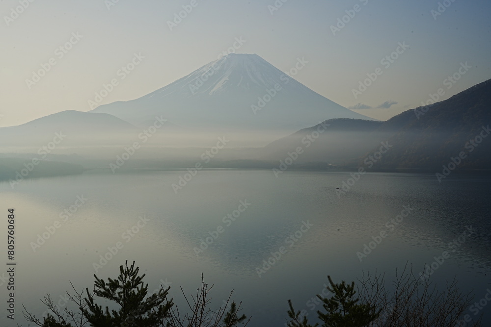 Fototapeta premium Lake Motosuko and Mt. Fuji in the Morning in Yamanashi, Japan - 日本 山梨県 富士宮市 本栖湖 朝の富士山