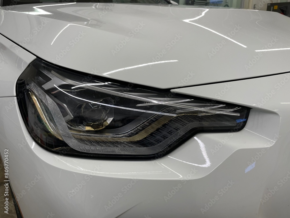 Fototapeta premium faro de automovil con diseno moderno y tecnologia de iluminacion por led.