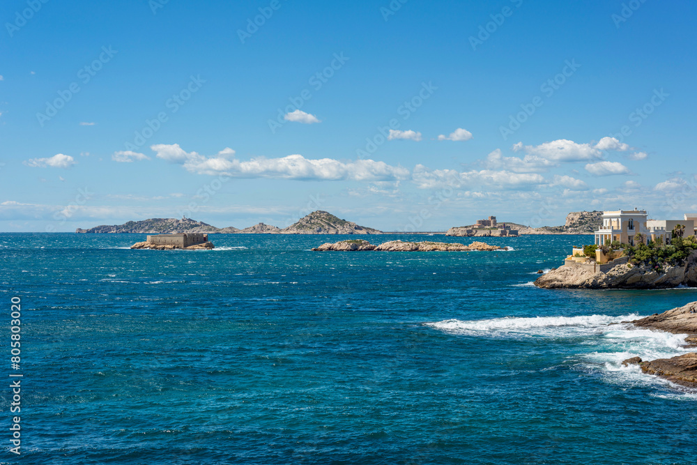Vue sur les Iles du Frioul et la château d'If au large de Marseille Vue sur les Iles du Frioul et la château d'If au large de Marseille