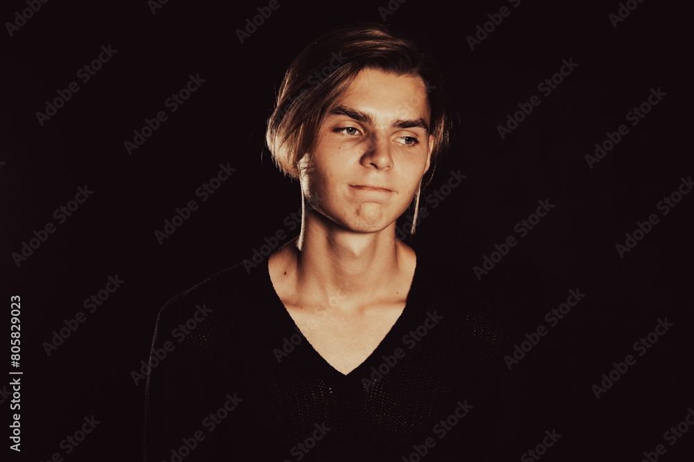 Obraz premium A young attractive guy is relaxing at home in the evening.