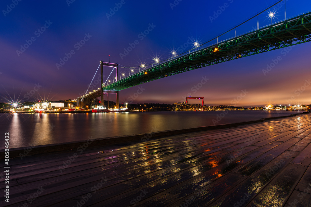Obraz premium Bridge Crossing River in Nighttime