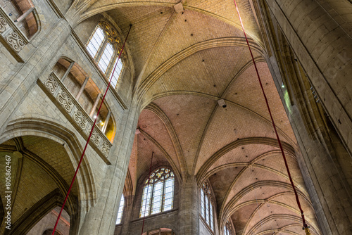Arcs en croisées d’ogive du transept de la Cathédrale Sainte-Marie d’Auch photo