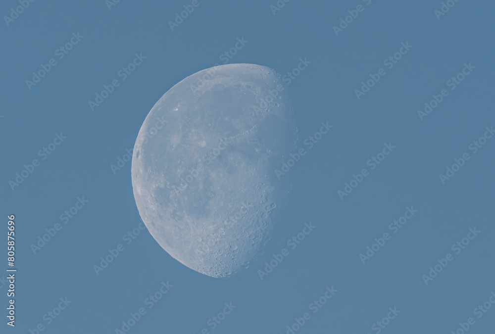 Obraz premium Crescent moon shining in electric blue midnight sky