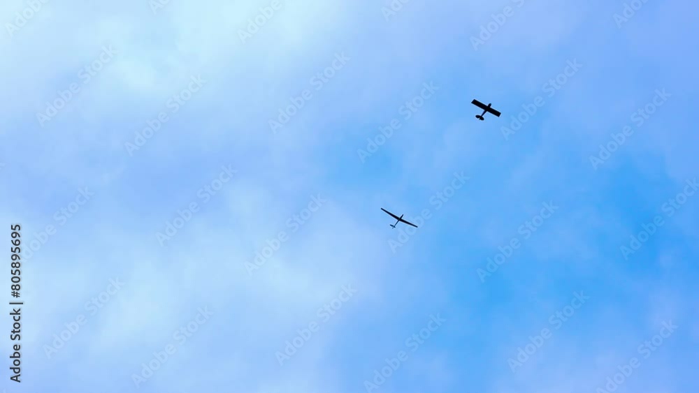 Segelflugzeug wird von Motorflugzeug in den Himmel gezogen. Flugsport, Luftfahrt, Hobbyflieger und Segelflieger symbolisiert durch Flugzeuge vor blauem Himmel Segelflugzeug wird von Motorflugzeug in den Himmel gezogen. Flugsport, Luftfahrt, Hobbyflieger und Segelflieger symbolisiert durch Flugzeuge vor blauem Himmel