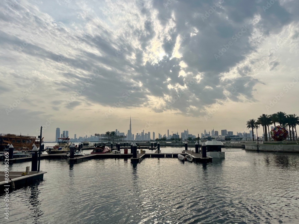Obraz premium Modern city harbor with buildings and skyscrapers silhouette background