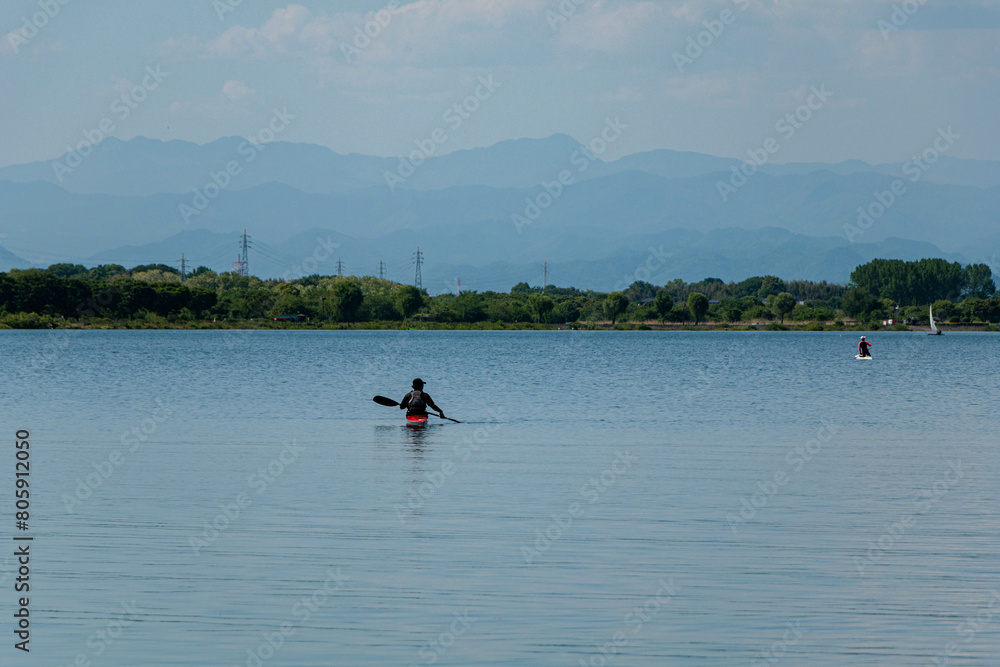 Naklejka premium 広い人工湖でカヌー競技をする人々