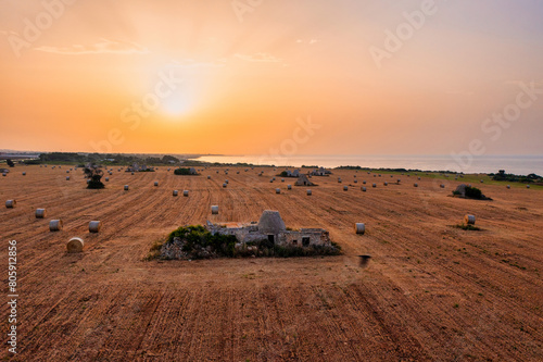 Tramonto sulla Costa Ripagnola: trulli, balle di fieno e mare - Puglia, Bari, Italia