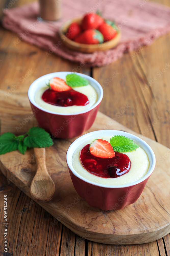 Grießbrei mit Beerengrütze Grießbrei mit Beerengrütze