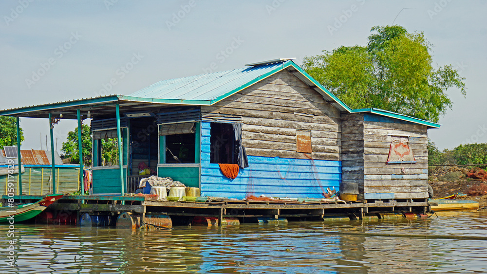 floating houes on the tonle sap in cambodia