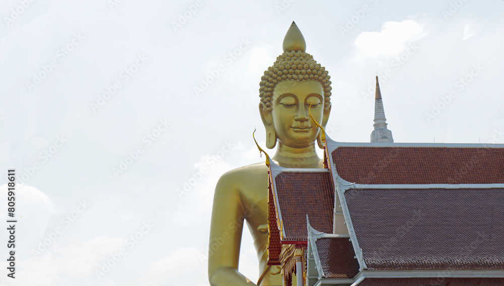 Obraz premium golden buddha statue near chao praya river in bangkok