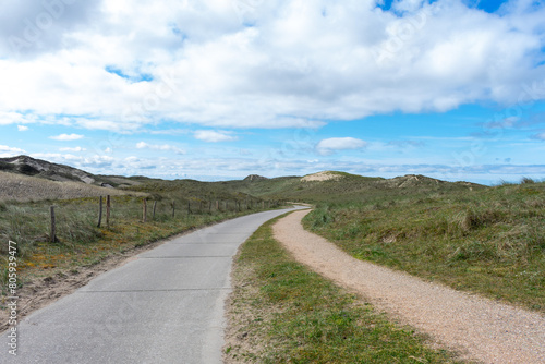 Radweg und Fußweg im Naturschutzgebiet in Noordhollands Molecaten Park Noordduinen