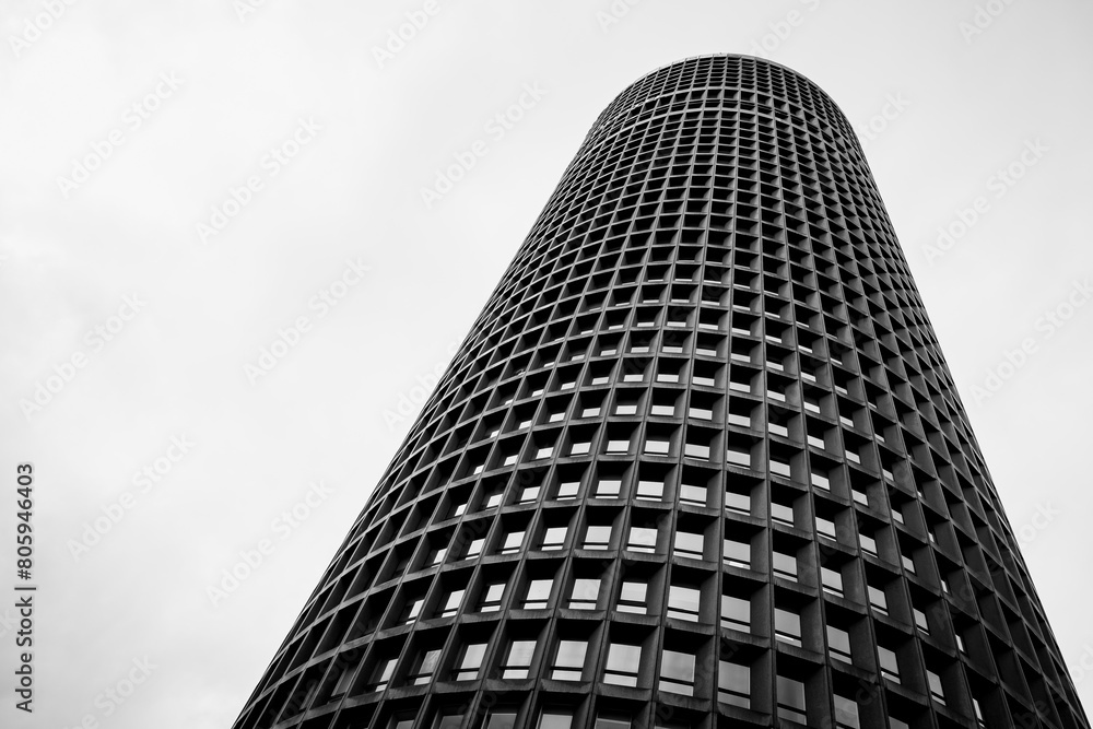 Bâtiment tour de bureaux en centre ville avec fenêtres et acier