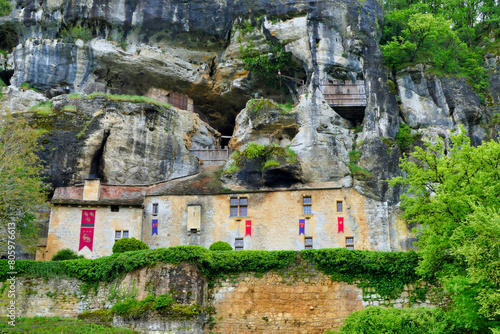 Fotografía Maison forte de Reignac, an historical site of a fortified house built into the