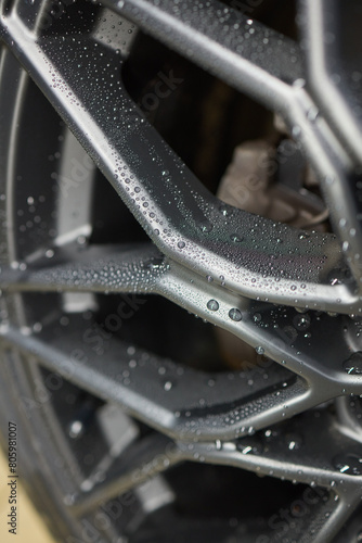 Cuadro en lienzo Closeup of automotive tire with water drops on rim and spokes