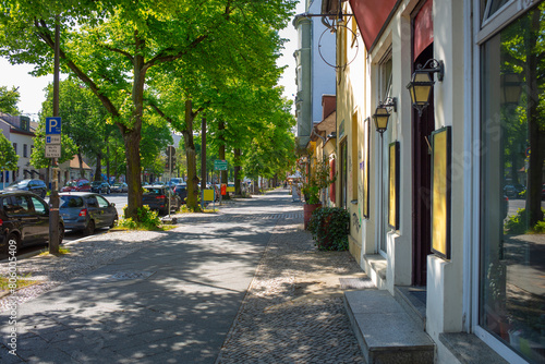 Berlin Friedrichshagen, denkmalgeschützte Fassaden, einkaufen an der Bölschestr. | Friedrichshagener Berliner Einkaufs-Boulevard, Einkaufstraße flanieren Sommer in Berlin Gewerbe Gastro Gastronomie