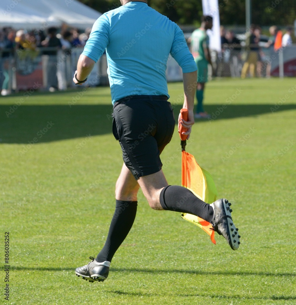 L'arbitre sur le terrain de football L'arbitre sur le terrain de football