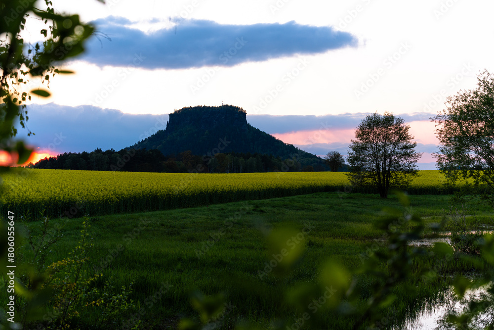 Obraz premium Sonnenuntergang am Lilienstein mit einem See Reflektion in der Sächsischen Schweiz Nationalpark in Sachsen Deutschland