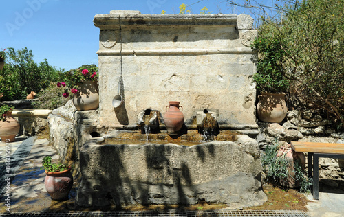 Fontaine du monastère du Saint-Esprit à Kissos près de Réthymnon en Crète photo