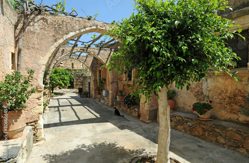 Cour du monastère d'Attali près de Pérama en Crète photo