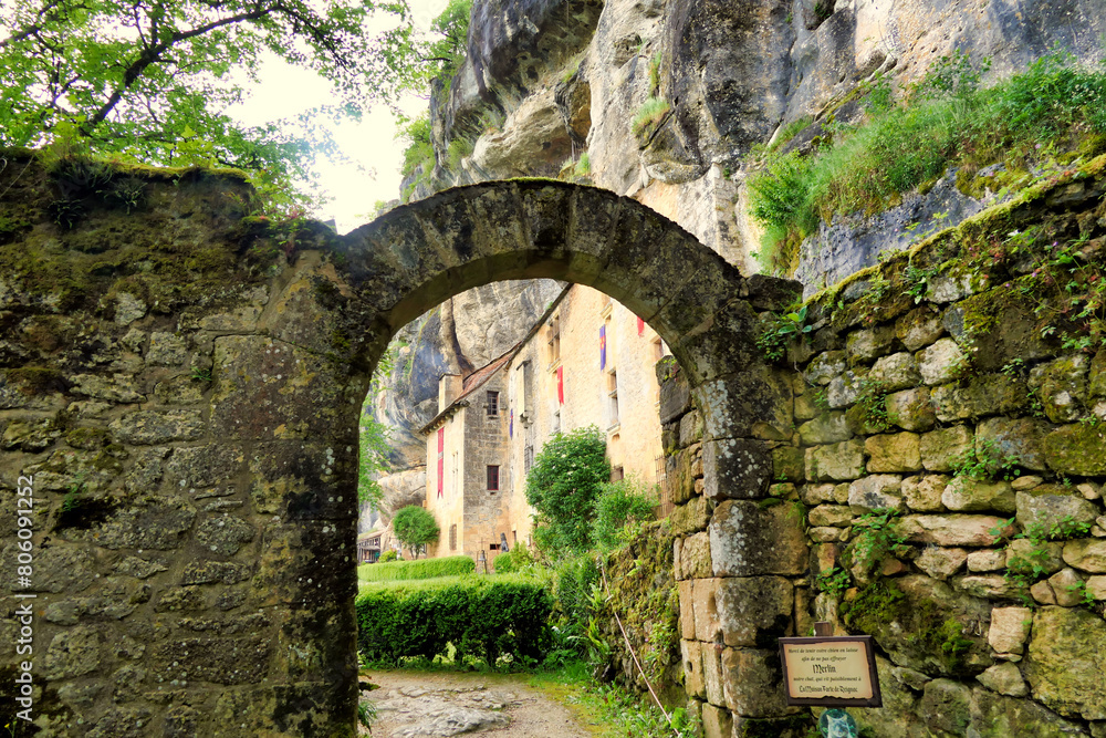 Maison forte de Reignac, an historical site of a fortified house built into the limestone cliffs in the Vezere valley of the Dordogne, France
Maison forte de Reignac, an historical site of a fortified house built into the limestone cliffs in the Vezere valley of the Dordogne, France