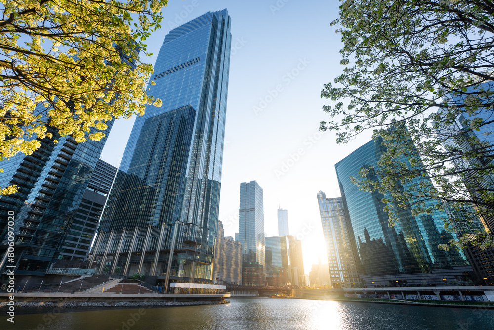 Obraz premium View of downtown Chicago, Illinois and Chicago River from Wolf Point in the morning 