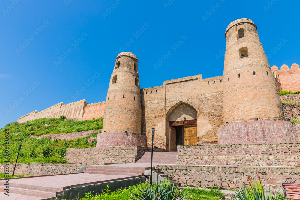 Φωτογραφία Gissar fortress (Shodmona fortress), one of the most famous defensive cultural a