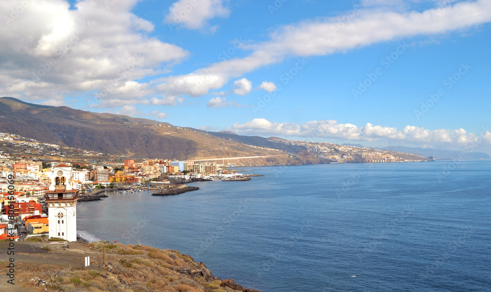 Views of the sea of ​​Candelaria and its town